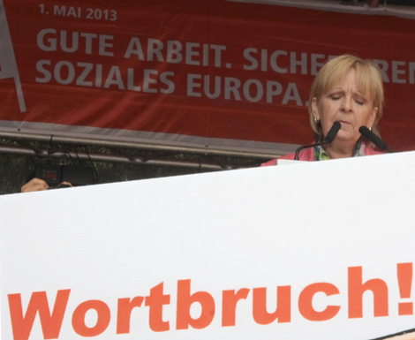 Hannelore Kraft  vor dem Transparent bei ihrer Rede am 1. Mai.